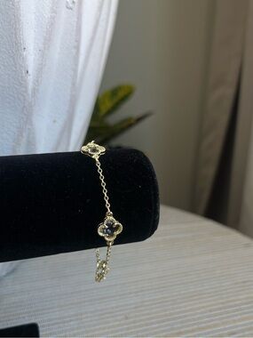 Mini gold and clear acrylic clover bracelet